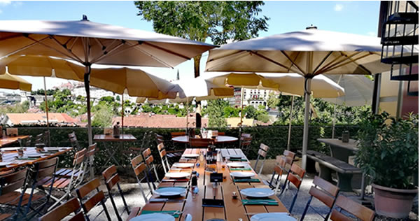 Bulk restaurant order layout with round parasol and square shade